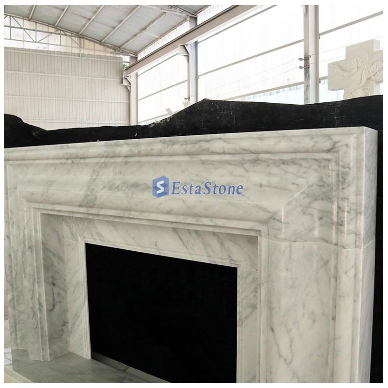 Encadrement de cheminée en marbre blanc de Carrare