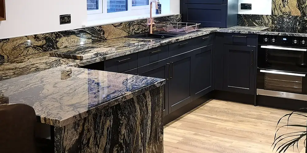 Plans de travail de cuisine de luxe en granit noir doré cosmique dans les villas