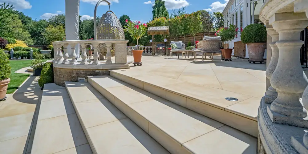 Natuurlijke-gele-zandsteen-boerderij-buitenlandschapsprojecten