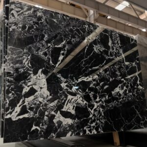 Noir Grand Antique
