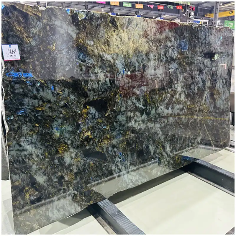 Granit z niebieskim labradorytem